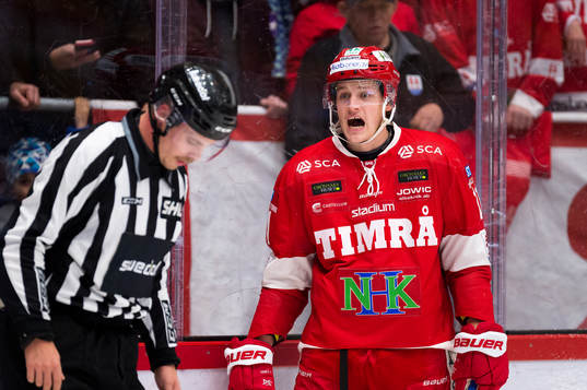 Timrås Henrik Törnqvist i diskussion med domaren