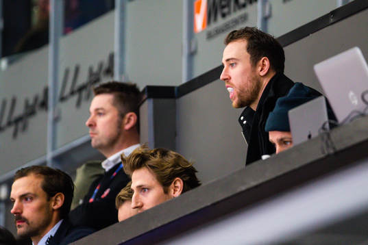 Örebros Anton Hedman och Tyson Spink på läktaren