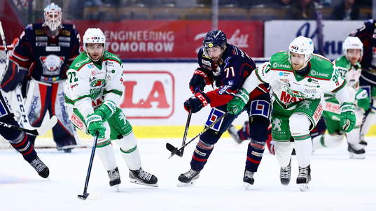 Rögles Daniel Zaar med pucken