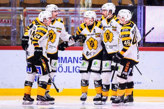 Skellefteås Bud Holloway jublar med lagkamrater