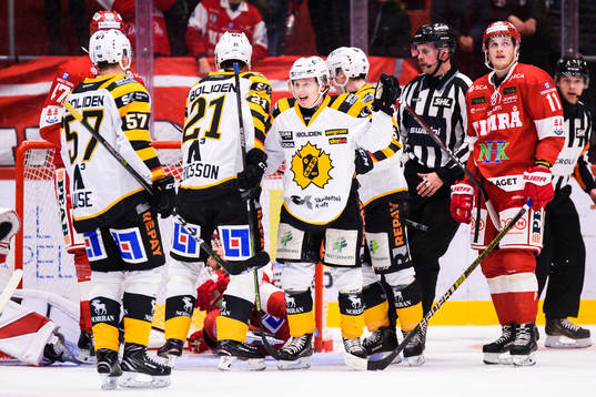 Skellefteås Linus Hedman jublar med lagkamrater