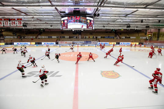 Moras och Malmö Redhawks spelare värmer innan