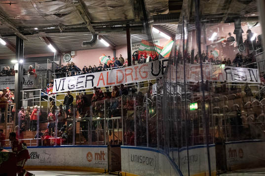 Moras fansen banderoll Vi ger aldrig upp