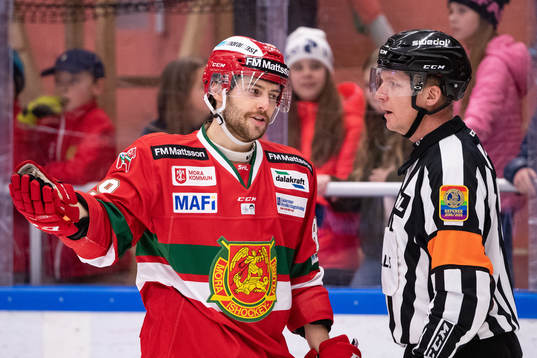 Moras Ryan Johnston och domare Daniel Winge