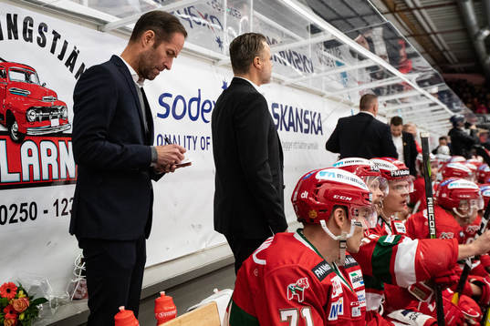 Moras sportchef Anders Forsberg i båset