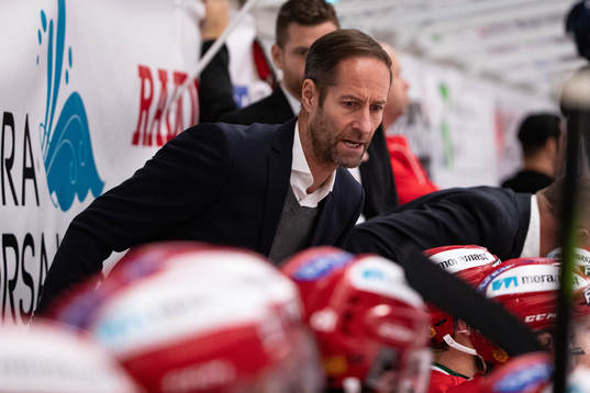 Moras sportchef Anders Forsberg i båset