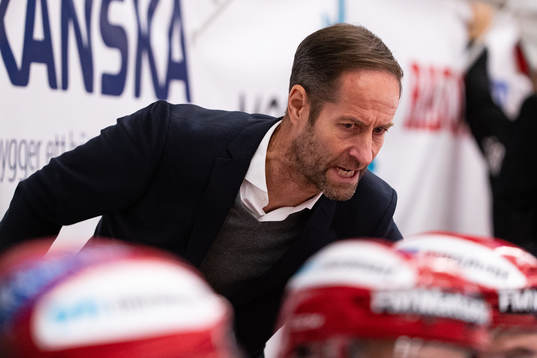 Moras sportchef Anders Forsberg i båset