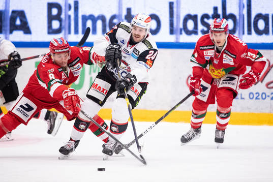 Moras Robin Johansson och Malmö Redhawks Emil Molin och