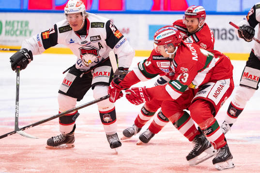 Malmö Redhawks Emil Sylvegård  och Moras Emil Bejmo