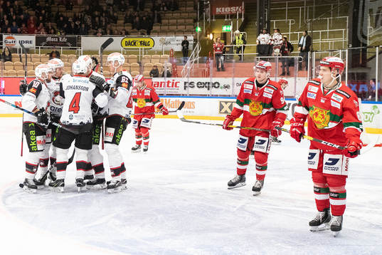 Malmö Redhawks spelarmna jublar Moras spelare deppar