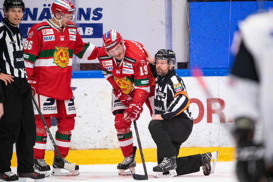 Moras John Persson och domare Patrik Sjöberg och Moras