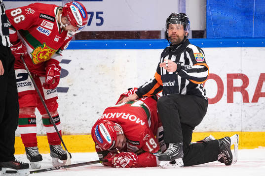 Moras John Persson och domare Patrik Sjöberg och Moras
