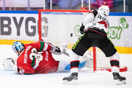 Malmö Redhawks Johan Olofsson gör mål på straff bakom