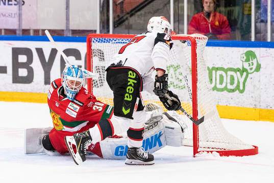 Malmö Redhawks Konstantin Komarek  gör mål på straff