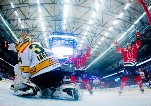 Örebros Shane Harper och Christopher Mastomäki jublar 2-2