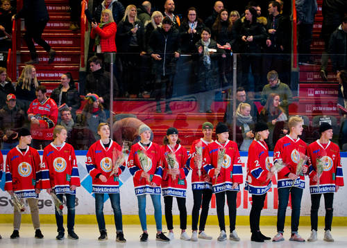 Örebros läns tv-pucklag blir hyllade i pausen