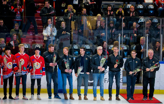 Örebros läns tv-pucklag med tränarna Robert Berg och