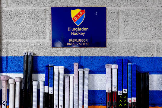 Djurgårdens klubbor uppställda före ishockeymatchen i