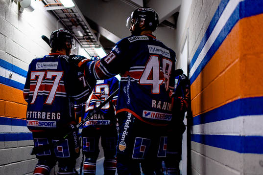 Växjös Pontus Netterberg och Daniel Rahimi på väg ut