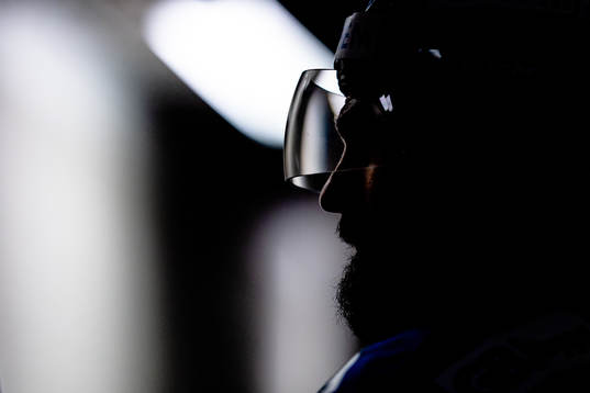 Siluett av Växjös Daniel Rahimi före ishockeymatchen i