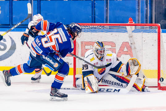 Växjös Dominik Bokk oroar framför Djurgårdens målvakt