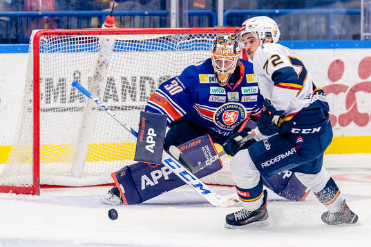 Djurgårdens Emil Bemström oroar framför Växjös