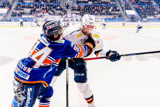 Gruff mellan Växjös Joel Persson och Djurgårdens Dick