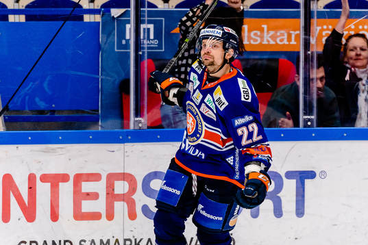 Växjös Janne Pesonen jublar