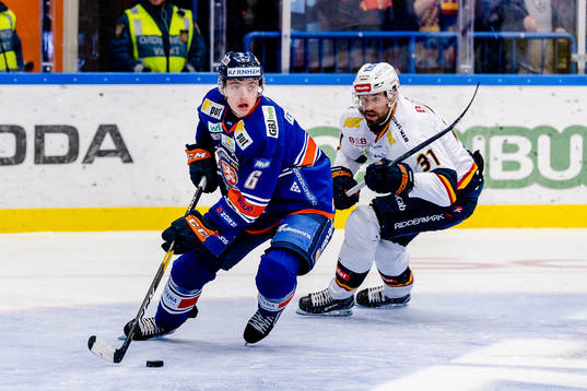 Växjös Linus Högberg jagas av Djurgårdens Dick Axelsson