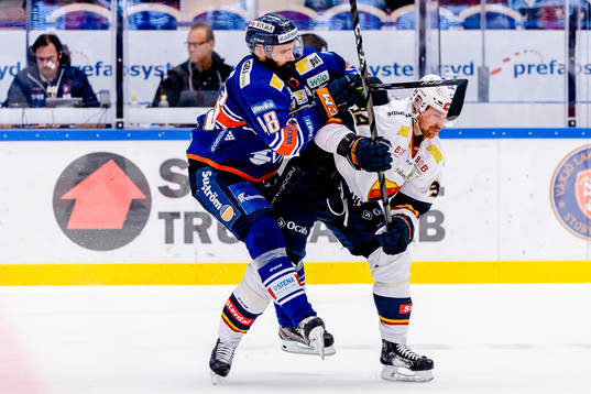 Växjös Daniel Rahimi tacklar Djurgårdens Daniel Brodin