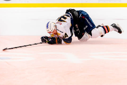 Djurgårdens Daniel Brodin faller