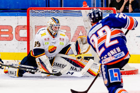 Djurgårdens målvakt Adam Reideborn stoppar ett skott