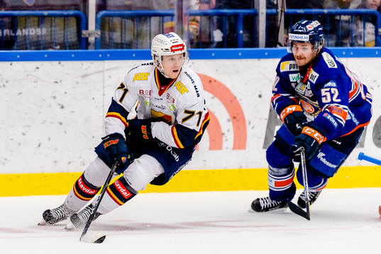 Djurgårdens Jonathan Davidsson jagas av Växjös Arvid