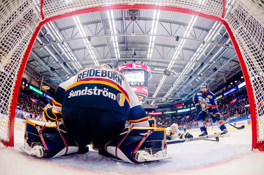 Växjös Janne Pesonen (ej i bild) gör mål 4-3 bakom