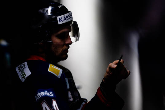 Växjös Peter Andersson fixar sin klubba före värmningen