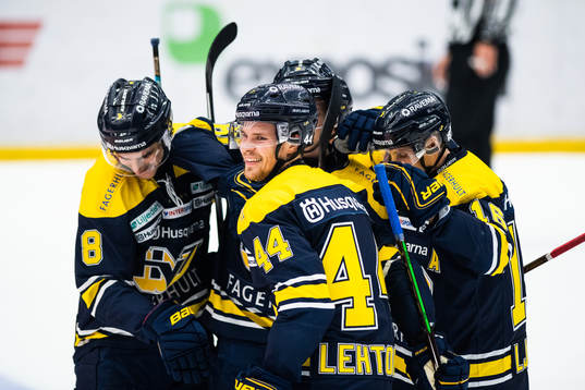 s Mikko Lehtonen jublar med lagkamrater