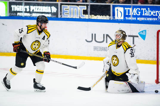 Brynäs Simon Bertilsson och målvakt Tomi Karhunen deppar