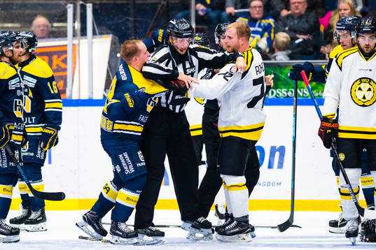 s Filip Sandberg och Brynäs Joachim Rohdin i bråk