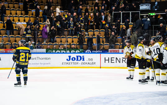 s Mattias Tedenby deppar medan Brynäs spelare jublar