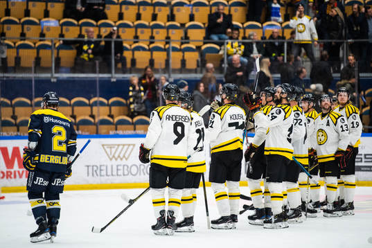 s Kristofer Berglund deppar medan Brynäs spelare jublar