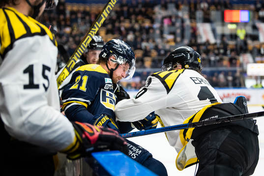 s Mattias Tedenby tacklas av Brynäs Marcus Ersson