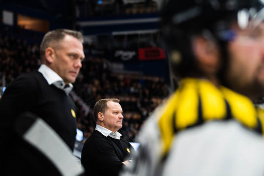 Brynäs assisterande tränare Mikael Holmqvist och tränare