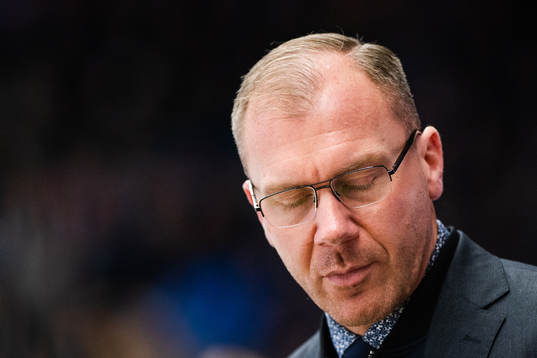 s tränare Johan Lindbom deppar