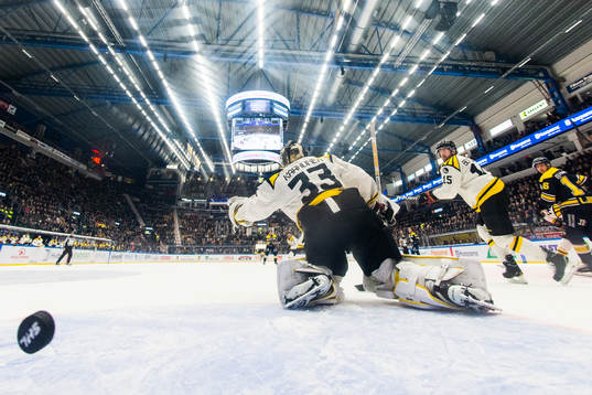 Brynäs målvakt Tomi Karhunen och Simon Bertilsson ser
