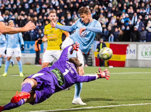 Malmö FFs Markus Rosenberg gör 0-1 bakom Lunds målvakt