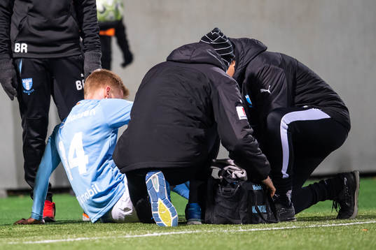 Malmö FFs Anders Christiansen skadar sig och lämnar plan