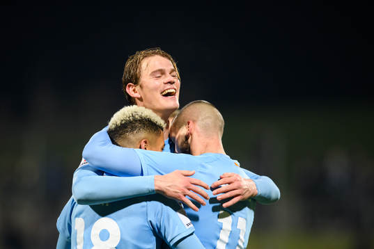 Malmö FFs Hugo Andersson och Romain Gall jublar med