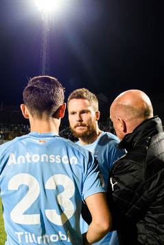 Malmö FFs tränare Uwe Rösler pratar med Lasse Nielsen