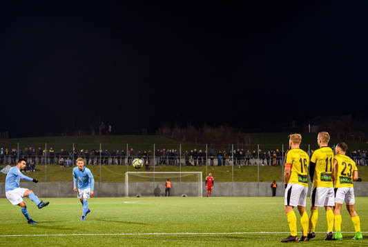 Malmö FFs Behrang Safari slår en frispark