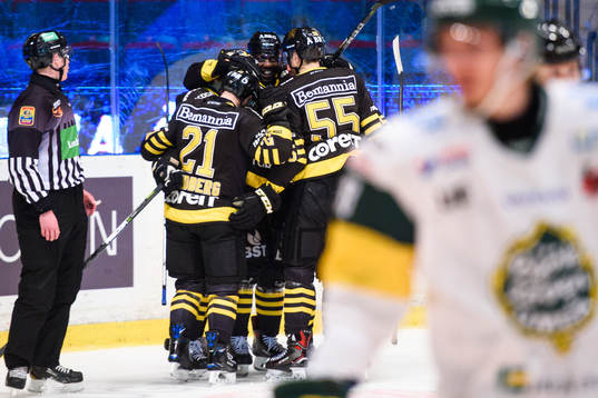 s Sam Marklund jublar med lagkamrater